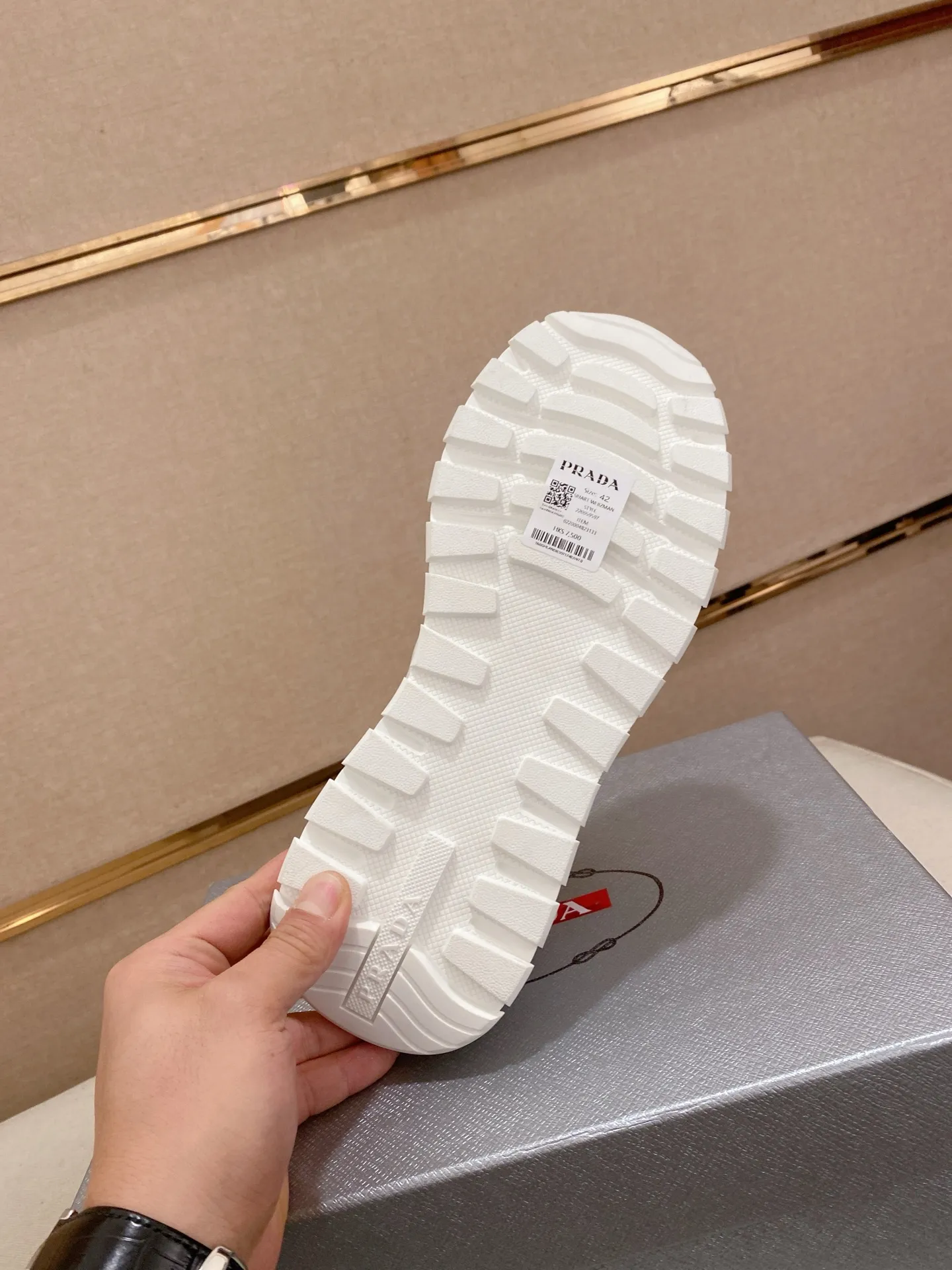 Men's shoes 💰 580💰 ✔️✔️✔️Higher version High-quality new PRADA (Prada) counters are launched simultaneously. The new men's shoes and 😘 fabrics are made of high-tech glue-spraying technology. Lining: Full cowhide lining. 👍🏿 High-end ☄️ air-cushion molded anti-slip rubber outsole, exquisite lines, simple and elegant, comfortable and high-end for leisure travel. Code number: 38 to 44 (45 can be customized and cannot be returned or exchanged)